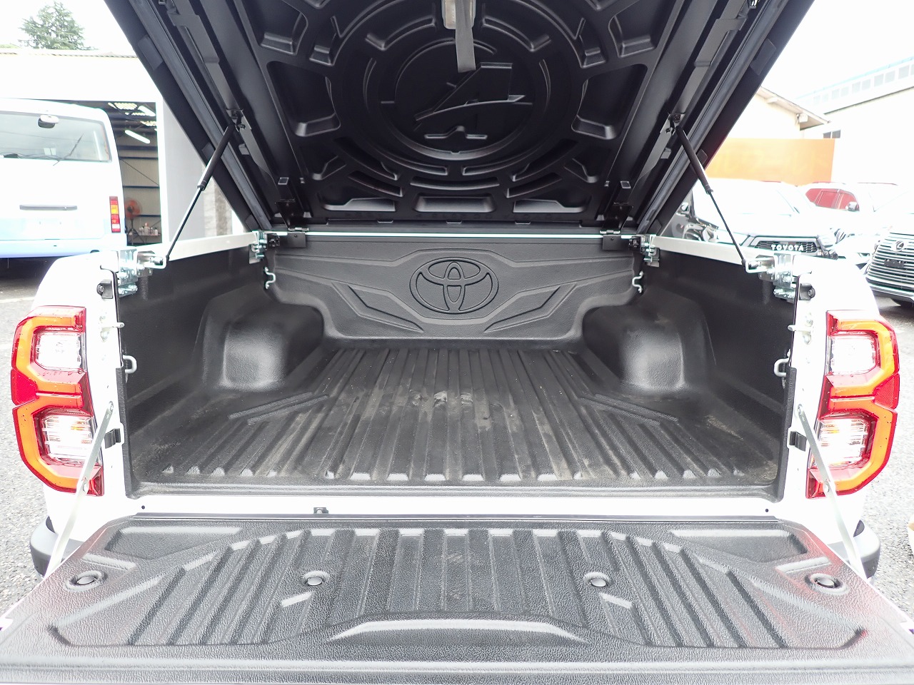 TOYOTA Hilux