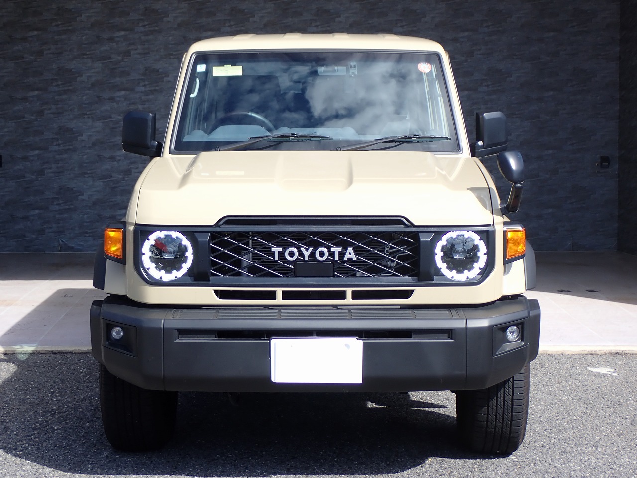 TOYOTA Land Cruiser 70