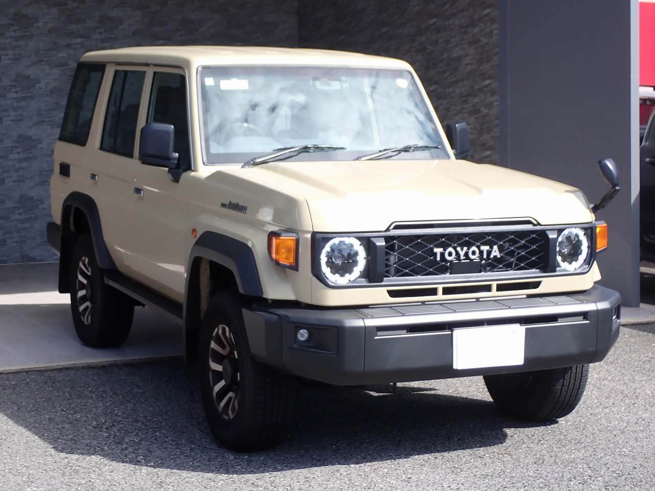 TOYOTA Land Cruiser 70