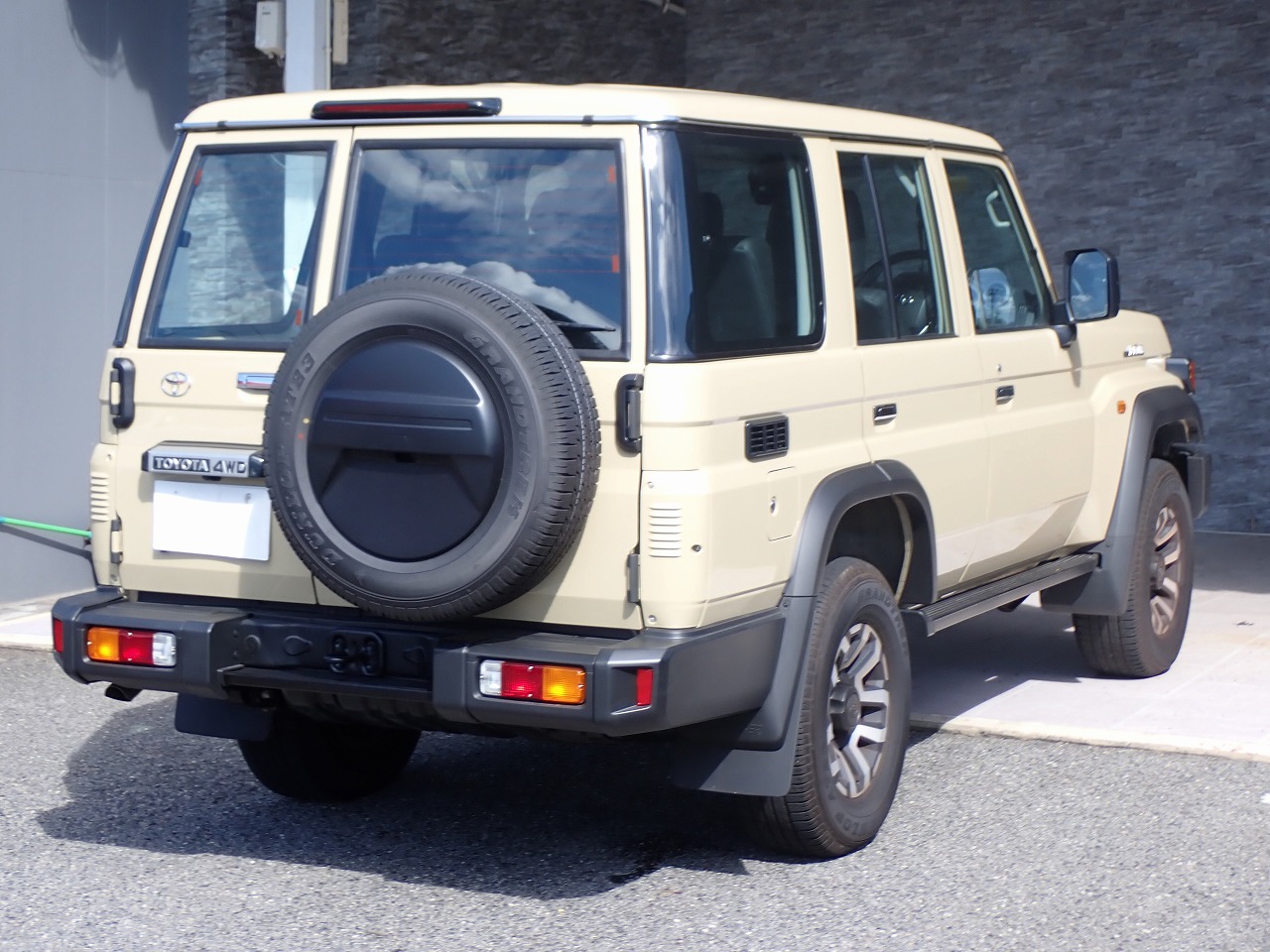 TOYOTA Land Cruiser 70
