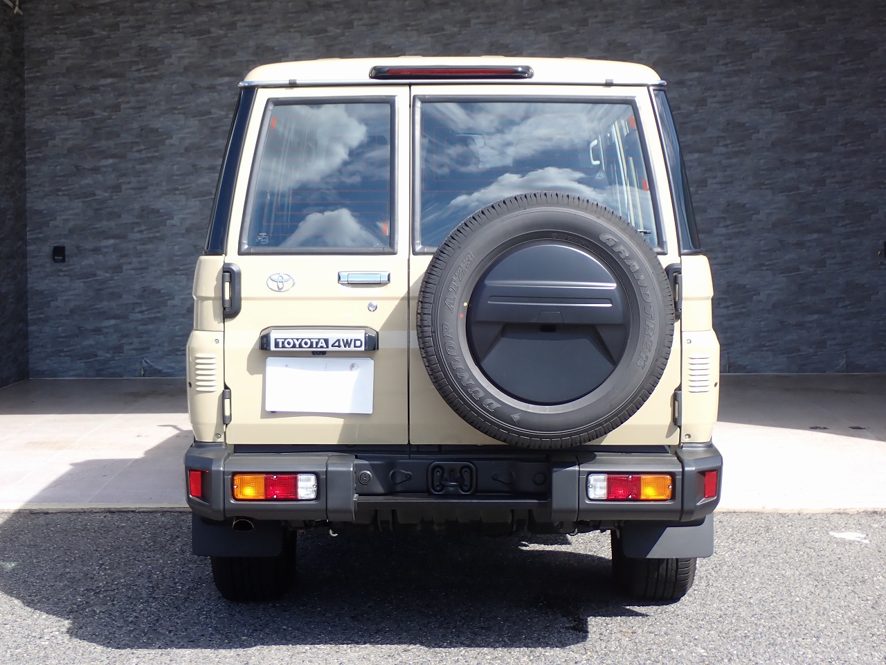 TOYOTA Land Cruiser 70