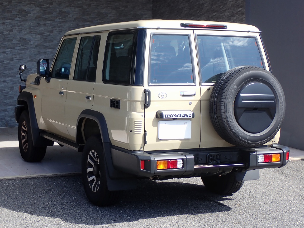 TOYOTA Land Cruiser 70