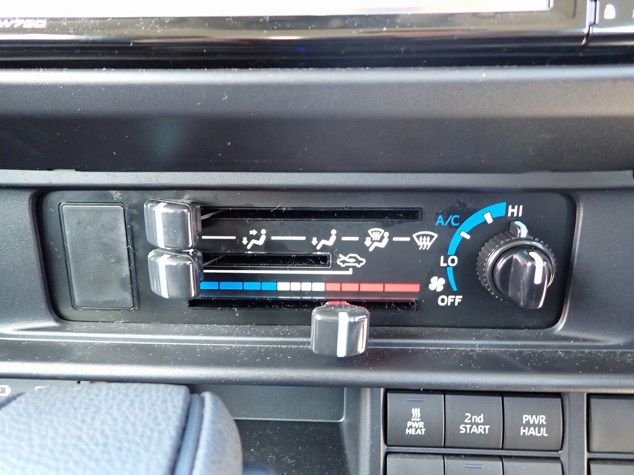 TOYOTA Land Cruiser 70