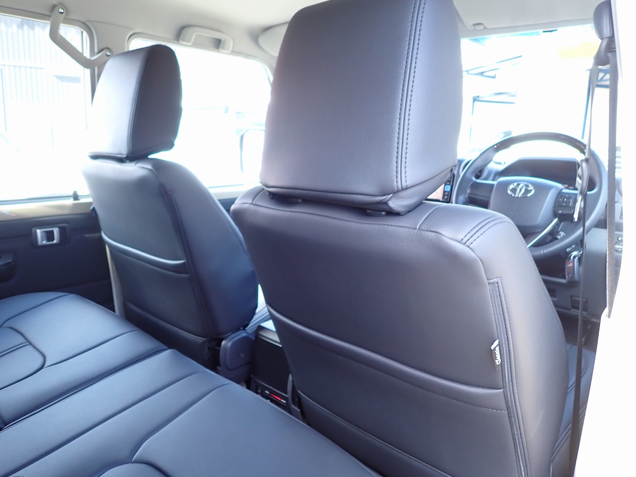 TOYOTA Land Cruiser 70
