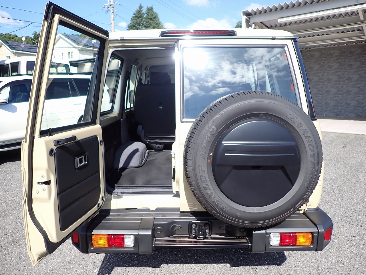 TOYOTA Land Cruiser 70