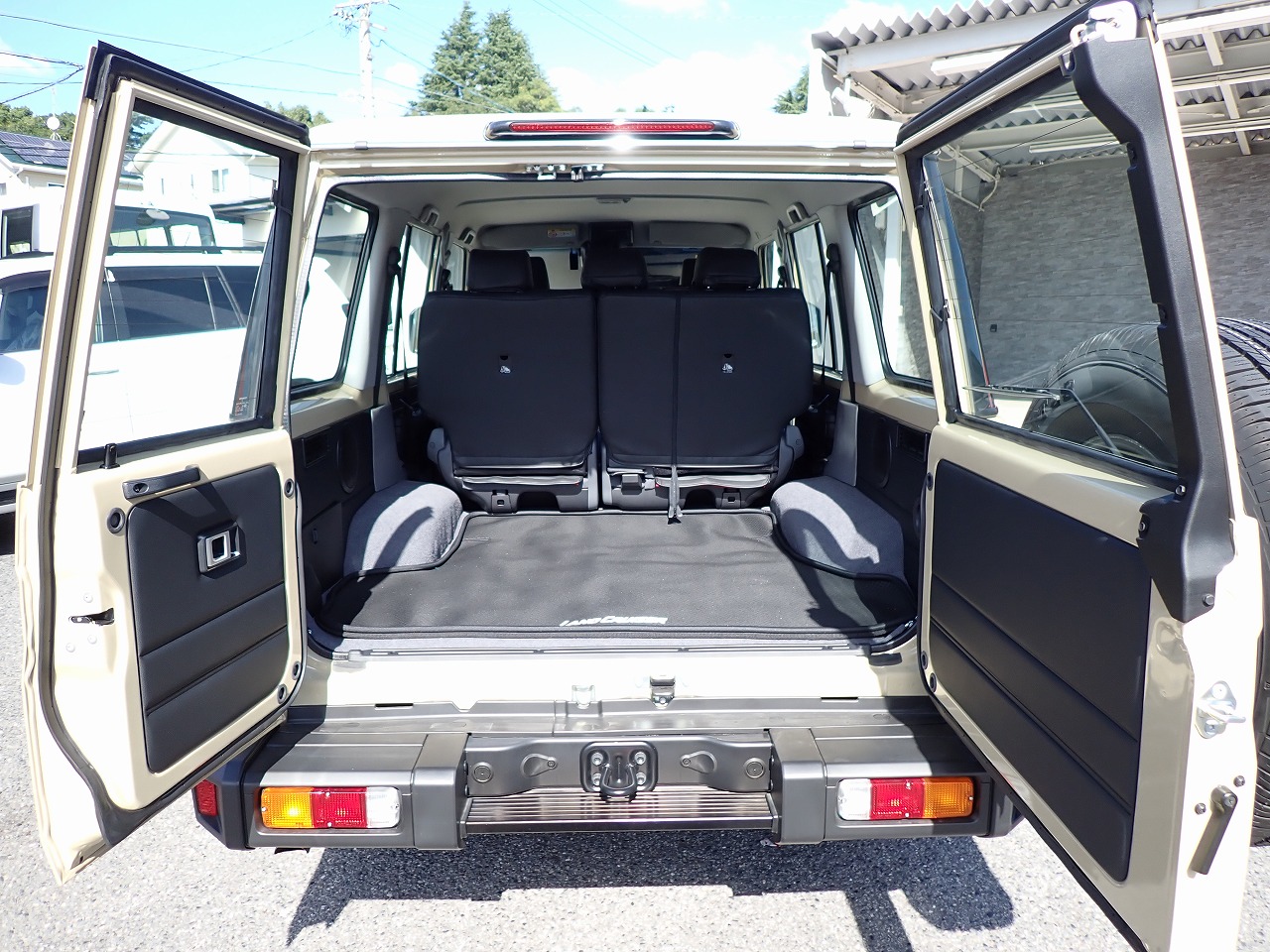 TOYOTA Land Cruiser 70